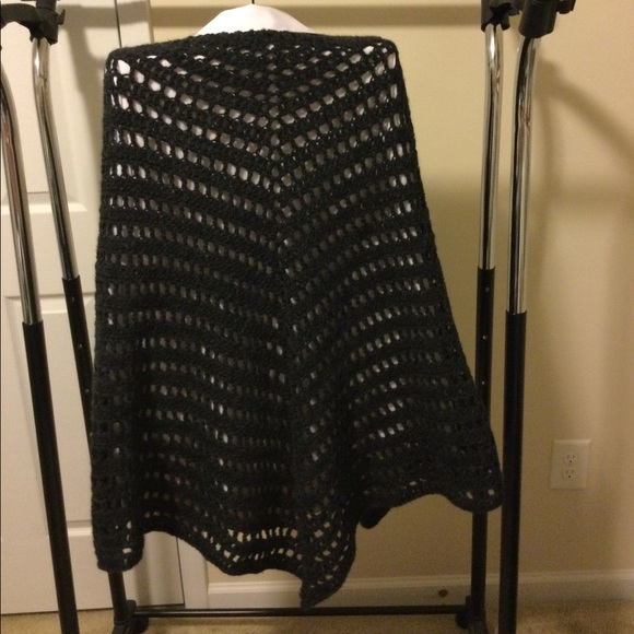 Hand crochet Shawl w/attachment - Picture 3 of 6